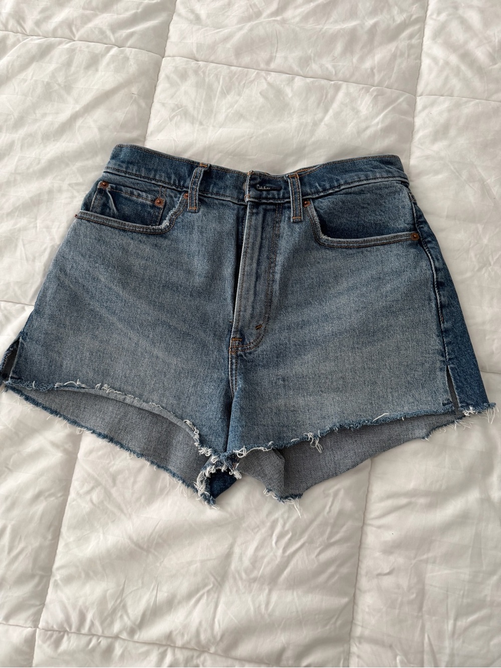 Abercrombie and fitch - the mom short -High-Rise Distressed Denim Shorts - Blue